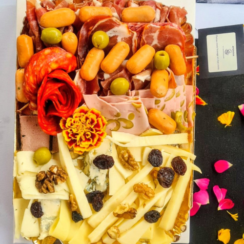 Plateau mixte de charcuterie et fromage et fruits secs